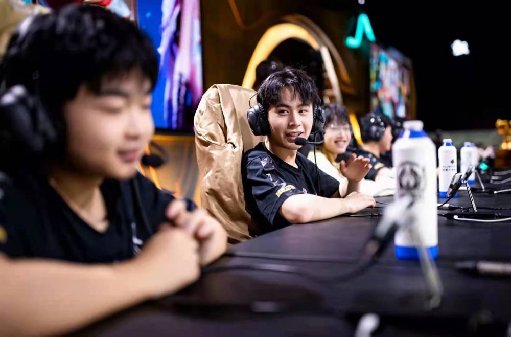 RNG赛后群访 GALA：AD英雄其实都差不多吧，就看哪个玩的好